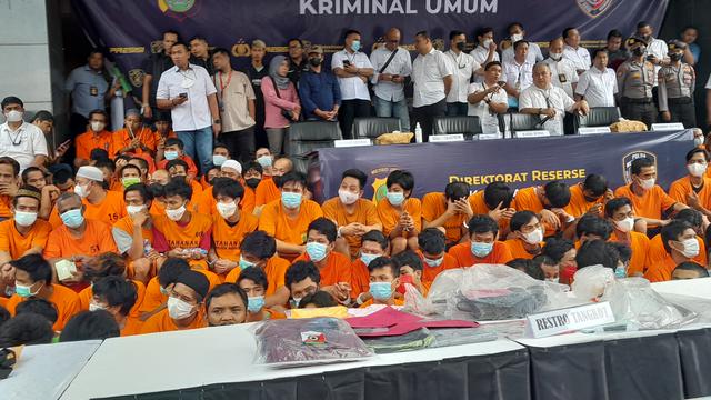 Polda Metro Jaya menghadirkan ratusan tersangka dalam konferensi pers di Polda Metro Jaya di Jakarta, Kamis (16/2/2023).