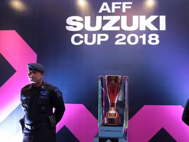 Polisi berjaga dekat trofi Piala AFF Suzuki Cup 2018 di Hotel Mulia, Jakarta, Rabu (2/5/2018). Indonesia berada satu grup dengan Thailand, Singapura dan Filipina. (Bola.com/Nick Hanoatubun)