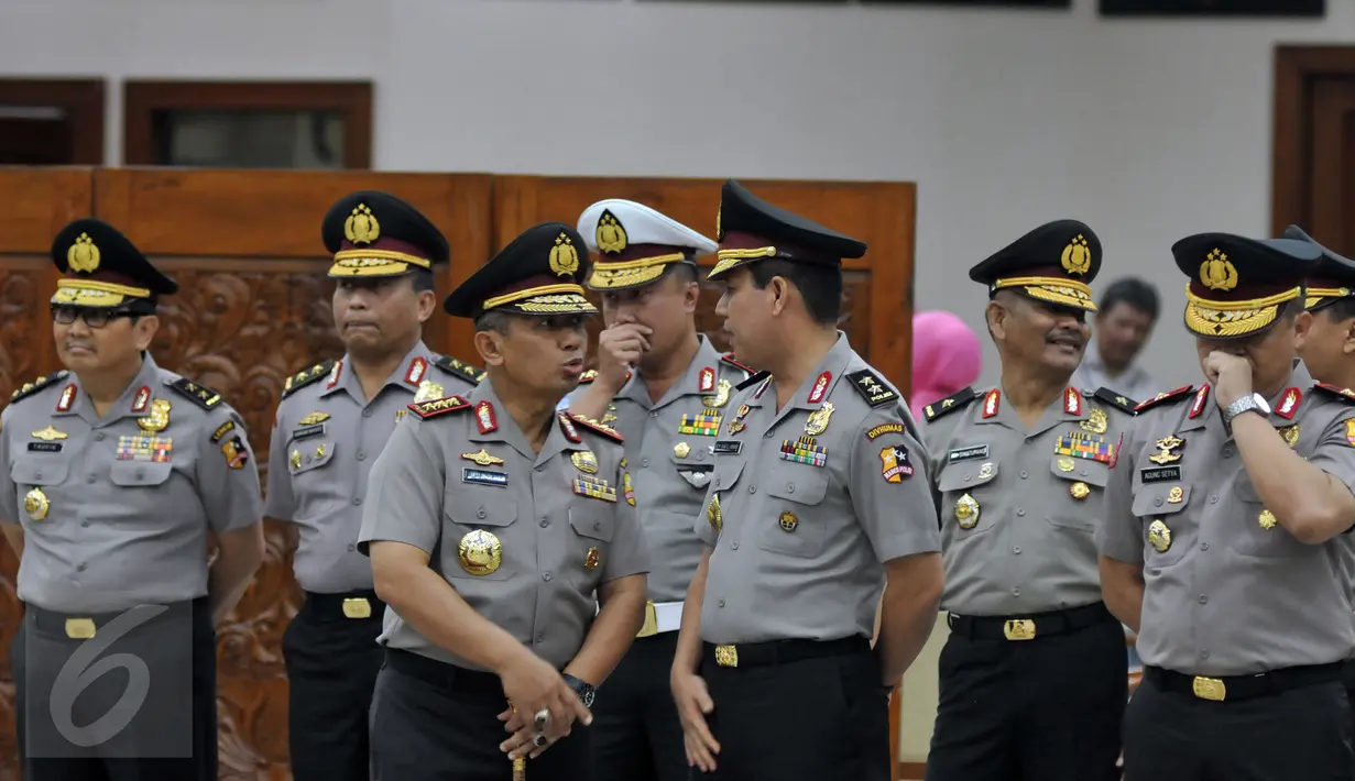 Sepuluh perwira tinggi Polri bersiap menerima kenaikan pangkat pada upacara di Rupatama Mabes Polri, Jakarta, Senin (23/5).  Salah satunya, Kepala Divisi Humas Polri, Boy Rafli yang sebelumnya berpangkat Brigjen menjadi‎ Irjen. (Liputan6.com/Johan Tallo)