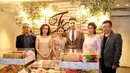 Bintang iklan dan mantan member JKT48 itu tidak bisa menyembunyikan perasaan gugup saat sang kekasihnya, Fendy Chow datang bersama dengan keluarga besarnya. (Adrian Putra/Bintang.com)