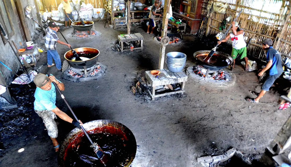 Pekerja mengaduk dodol betawi pesanan lebaran di kawasan Cilenggang, Serpong, Kota Tangerang Selatan, Senin (27/5/2019). Hampir sepekan menjelang Lebaran, permintaan dodol Betawi yang dijual Rp48 ribu per kilogram itu mengalami peningkatan hingga 300 persen dari hari biasa. (merdeka.com/Arie Basuki)