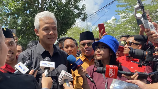 Calon presiden nomor urut 3, Ganjar Pranowo angkat bicara terkait kritikan Gibran Rakabuming Raka terkait sarana prasarana SMK di Jawa Tengah yang dinilai sudah ketinggalan zaman.