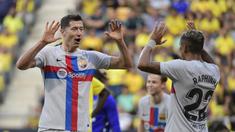 Barcelona berhasil menang 4-0 atas Cadiz pada laga pekan ke-5 La Liga Spanyol 2022/2023 yang berlangsung di Estadio Nuevo Mirandilla, Sabtu (10/9/2022) malam. Robert Lewandowski tampili impresif bersama Barcelona malam itu dengan mencetak satu gol dan dua assist. (AFP/Cristina Quicler)