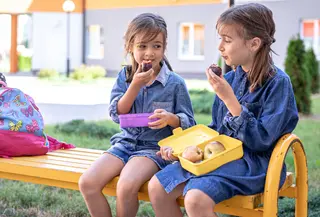 Sahabat Fimela, yuk simak tips traveling dengan anak picky eater. [Dok/freepik.com/pvproductions]