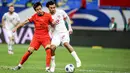 <p>Pemain Timnas Indonesia, Nathan Tjoe-A-On (kanan) berebut bola dengan pemain China, Wei Shiha saat laga lanjutan putaran ketiga Grup C Kualifikasi Piala Dunia 2026 di Qingdao Youth Stadium, Qingdao, China, Selasa (15/10/2024). (AFP)</p>