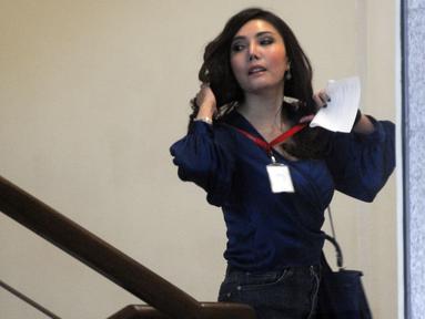 Istri siri terpidana korupsi e-KTP Andi Agustinus alias Andi Narogong, Inayah bersiap menjalani pemeriksaan di Gedung KPK, Jakarta, Selasa (27/8/2019). Inayah diperiksa sebagai saksi kasus proyek pengadaan E-KTP dengan tersangka Dirut PT Sandipala Arthaputra, Paulos Tannos. (merdeka.com/Dwi Narwoko)