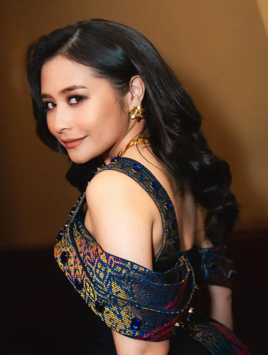 Pesona glamor Prilly semakin terlihat dengan curly hair dan makeup bold [@prillylatuconsina96]