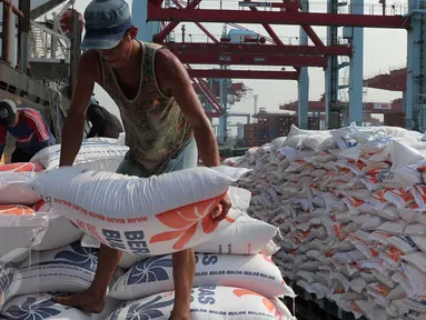 Pekerja menurunkan beras impor dari sebuah kapal saat tiba di Pelabuhan Tanjung Priok, Jakarta, Kamis (12/11). Sekitar 27 ribu ton beras tersebut didatangkan dari Vietnam untuk menjaga kestabilan persediaan beras nasional. (Liputan6.com/Angga Yuniar)