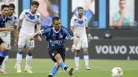 Pemain Inter Milan Alexis Sanchez mencetak gol ke gawang Brescia pada pertandingan Serie A di Stadion San Siro, Milan, Italia, Rabu (1/7/2020). Inter Milan menaklukkan Brescia dengan skor 6-0. (AP Photo/Luca Bruno)