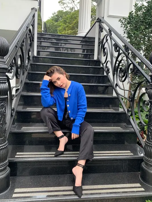 Nah, kalau soal hubungannya dengan Maxime Bouttier, keduanya memang sudah putus. Namun Prilly mengakui bahwa dirinya dan Maxime masih baik-baik saja.  (Instagram/prillylatuconsina96)