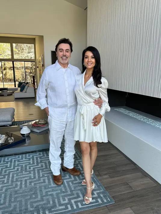 Pilihan busana keduanya timeless dengan warna-warna netral seperti biru, ivory, hingga hitam.  [@farahquinnofficial]