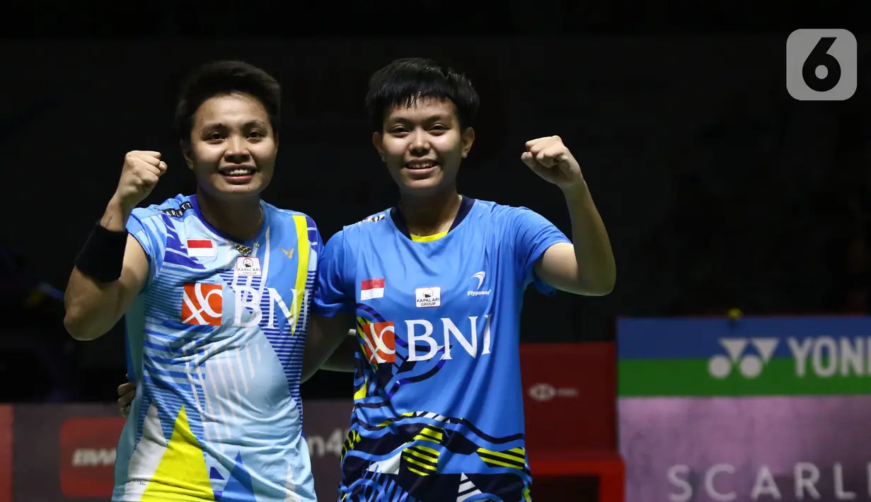 Pebulu tangkis ganda putri Indonesia, Apriyani Rahayu/Siti Fadia Silva Ramadhanti usai bertanding melawan Pearly Tan/ Thinaah Muralitharan (Malaysia) pada Semifinal Indonesia Masters 2022 di Istora Senayan, Jakarta, Sabtu (11/6/2022). Apriyani/Siti Fadia unggul 21-23, 21-14 dan 21-14. (Liputan6.com/Helmi Fithriansyah)