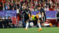 Pemain Manchester United, Alexis Sanchez mengontrol bola dalam pada laga leg pertama 16 besar Liga Champions melawan Sevilla di Ramon Sanchez Pizjuan, Rabu (21/2). Manchester United pulang dari Sevilla dengan hasil imbang 0-0 (AP/Miguel Morenatti)