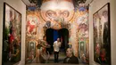 Petugas berpose dekat karya seni seniman AS Mark Ryden pada pameran 'Michael Jackson: On The Wall' di National Potrait Gallery, London, Rabu (27/6). Dalam pameran ini, karya-karya yang dihasilkan lebih dari 40 seniman dipamerkan. (Daniel LEAL-OLIVAS/AFP)