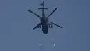 Helikopter serang Apache AH-64 Angkatan Darat Amerika Serikat menembakkan roket ke sasaran saat latihan militer gabungan Super Garuda Shield 2022 di Baturaja, Sumatera Selatan, Indonesia, Jumat (12/8/2022). Bergabung untuk pertama kalinya dalam latihan ini adalah peserta dari negara mitra lainnya termasuk Australia, Jepang, dan Singapura. (AP Photo/Dita Alangkara)