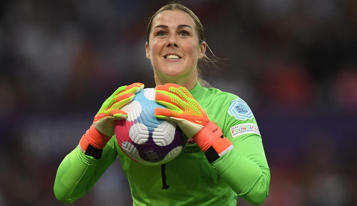 Kiper Timnas Wanita Inggris, Mary Earps menguasai bola saat menghadapi Austria pada laga fase Grup A Piala Eropa Wanita 2022 di Old Trafford Stadium, Manchester (6/7/2022). Debut Mary Earps sebagai kiper profesional dimulai bersama Leicester City Women pada tahun 2008. (AFP/Oli Scarff)
