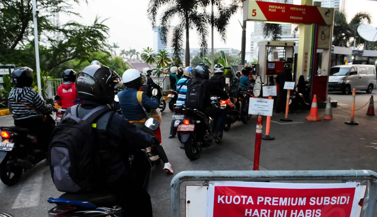 Sejumlah kedaraan bermotor roda dua mengantre di SPBU kawasan Radio Dalam, Jakarta, Senin (25/8/14). (Liputan6.com/Andrian M Tunay)