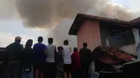 Kebakaran ini menjadi tontonan warga sekitar. (Liputan6.com/Ady Anugrahadi)