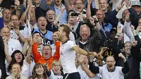 Striker Tottenham Hotspur, Harry Kane, melakukan selebrasi usai mencetak gol ke gawang Manchester United  pada laga lanjutan Premier League, di Stadion White Hart Lane, Minggu (14/5/2017). Tottenham Hotspur meraih kemenangan 2-1. (AP/Frank Augstein)