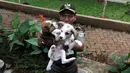 Petugas Satpol PP membawa anjing yang dijual pedagang ke dalam mobil bak di Jalan Latuharhary, Jakarta Pusat, Kamis (9/4/2015). Dalam oprasinya petugas menyita puluhan anjing yang tidak memiliki kelengkapan surat. (Liputan6.com/Johan Tallo)