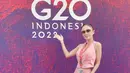 Selain Maudy Ayunda, Yuni Shara juga menjadi salah satu seleb Tanah Air yang diundang untuk mengisi acara Gala Dinner di KTT G20. Sebelum perform, ia tampil mengenakan vest dan loose pants warna pink. @yunishara36.