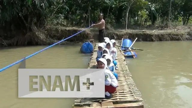 Jembatan penghubung warga terputus diterjang Banjir Bandang di Rancapanggung, Bandung. Ratusan siswa SD terpaksa menggunakan rakit dan selalu khawatir arus air sungai tiba-tiba datang. Hingga kini belum ada upaya perbaikan dari Pemda setempat.