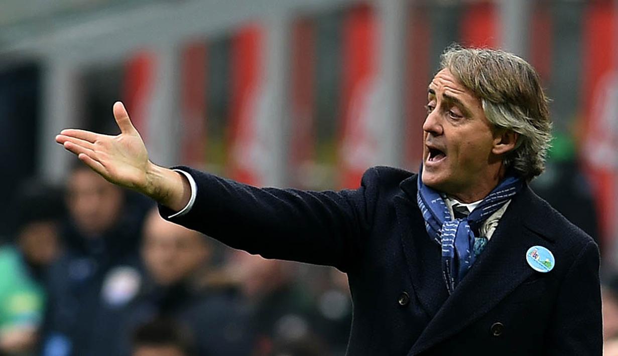 Pelatih Inter Milan, Roberto Mancini, terus memberikan arahan kepada anak asuhnya saat melawan Sassuolo pada laga Serie A. Ini merupakan kekalahan keempat Nerazzurri musim ini. (AFP/Alberto Pizzoli)