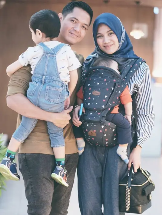 Repot gendong anak keduanya, Icha tetap taampil kece. Ia memakai celana jeans dengan atasan bermotif garis-garis dan kerudung berwarna birunya. Meski dengan makeup natural, namun Icha tetap memesona. (Instagram/ichasoebandono)