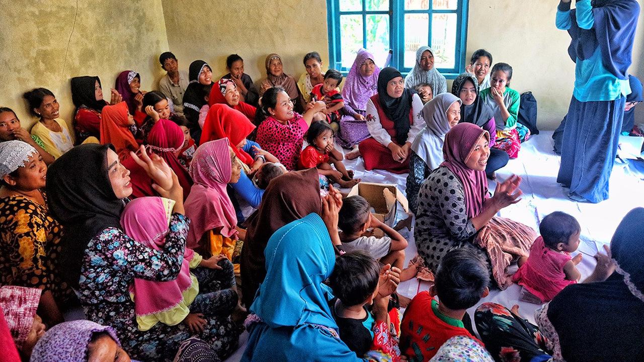 Para relawan mengajak adik-adik belajar dan bermain bersama