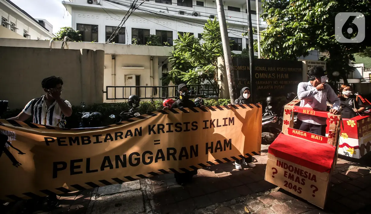 Sejumlah anak muda menggelar aksi damai di luar Kantor Komnas HAM, Jakarta, Kamis (14/7/2022). Mereka meminta hak asasi akibat krisis iklim dengan mengadukan kepada Komnas HAM terkait pembiaran krisis Iklim karena sudah sangat berpengaruh pada kehidupan, ekonomi, dan kesehatan perorangan maupun kelompok akibat kenaikan suhu bumi serta cuaca ekstrem. (Liputan6.com/Faizal Fanani)