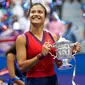 Emma Raducanu memegang piala kemenangan Grand Slam, US Open 2021 (AP Photos/Seth Wenig)