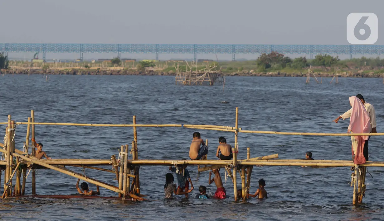 Pengunjung hanya perlu merogoh kocek sebesar Rp2.000,- untuk menikmati sensasi berenang di pesisir kota Jakarta. (Liputan6.com/Herman Zakharia)