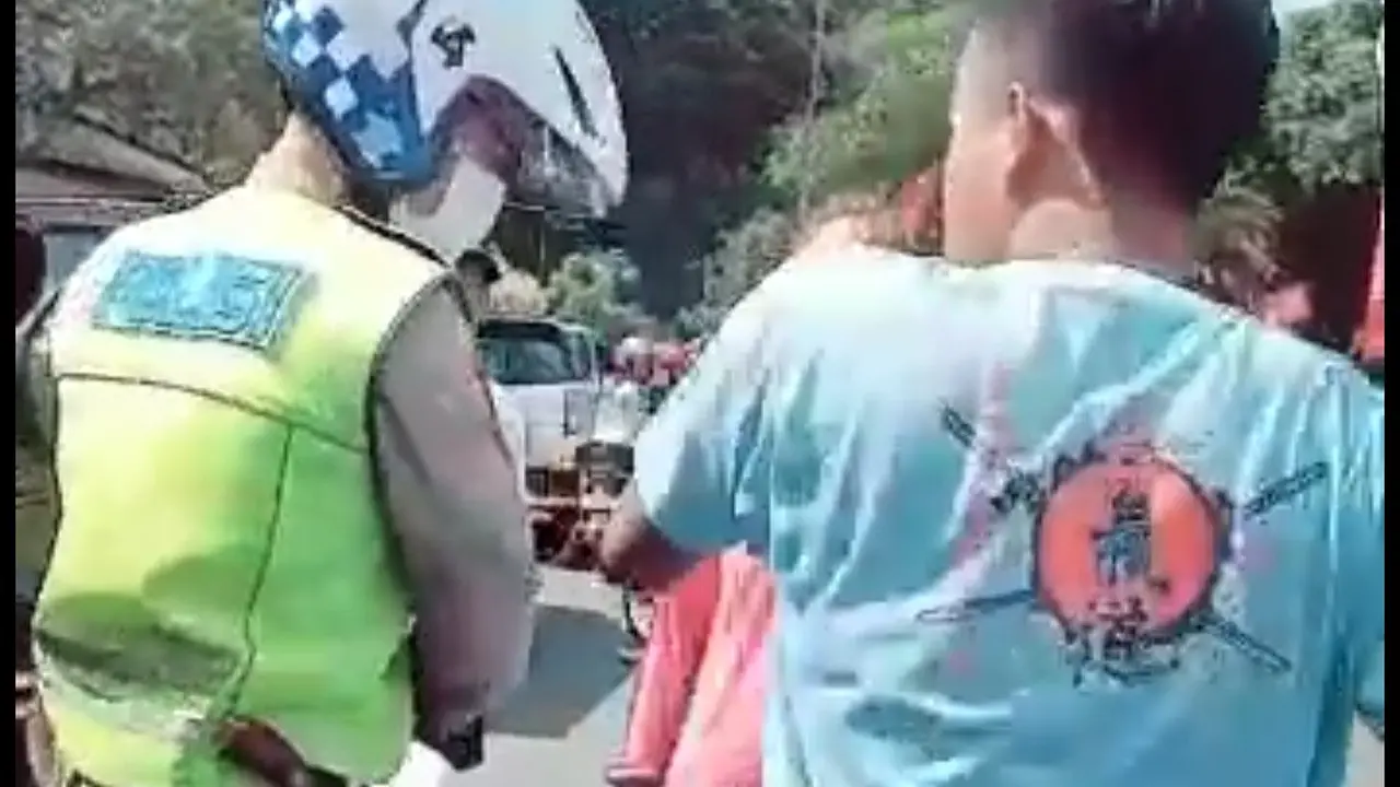 Pelaku, sopir truk angkutan hewan ternak yang melawan petugas polisi saat penyekatan. (Istimewa)