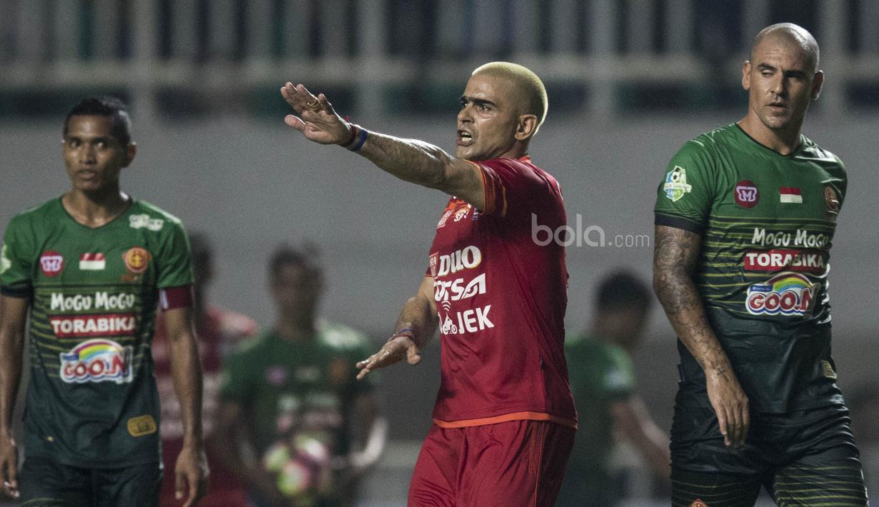 Striker Arema FC, Cristiano Ronaldo, melakukan protes saat melawan PS TNI pada laga Liga 1 di Stadion Pakansari, Bogor, Senin (3/7/2017). Kedua klub bermain imbang 0-0. (Bola.com/Vitalis Yogi Trisna)