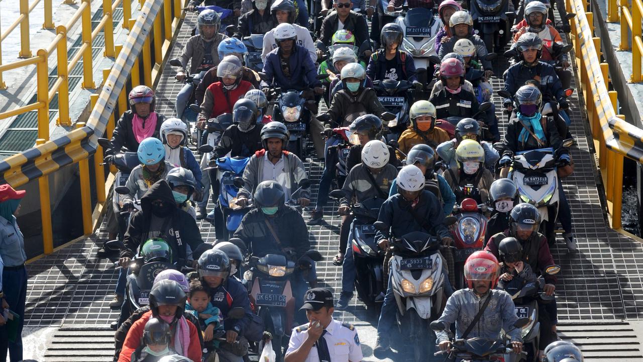 Pemudik yang memakai motor