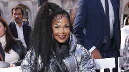 Janet Jackson duduk sambil tersenyum saat menghadiri koleksi busana Louis Vuitton Spring/Summer 2023 yang dipresentasikan selama Paris Fashion Week di Paris pada Selasa, 4 Oktober 2022.  Jackson membiarkan mantel mencolok terbuka untuk memamerkan jaket kulit empuk dan atasan hitam yang dia kenakan di bawahnya. Dia memadukan potongan-potongan berlapis dengan jogging baggy dan mengikatkan tas tangan Louis Vuitton di tubuhnya. (Photo by Vianney Le Caer/Invision/AP)