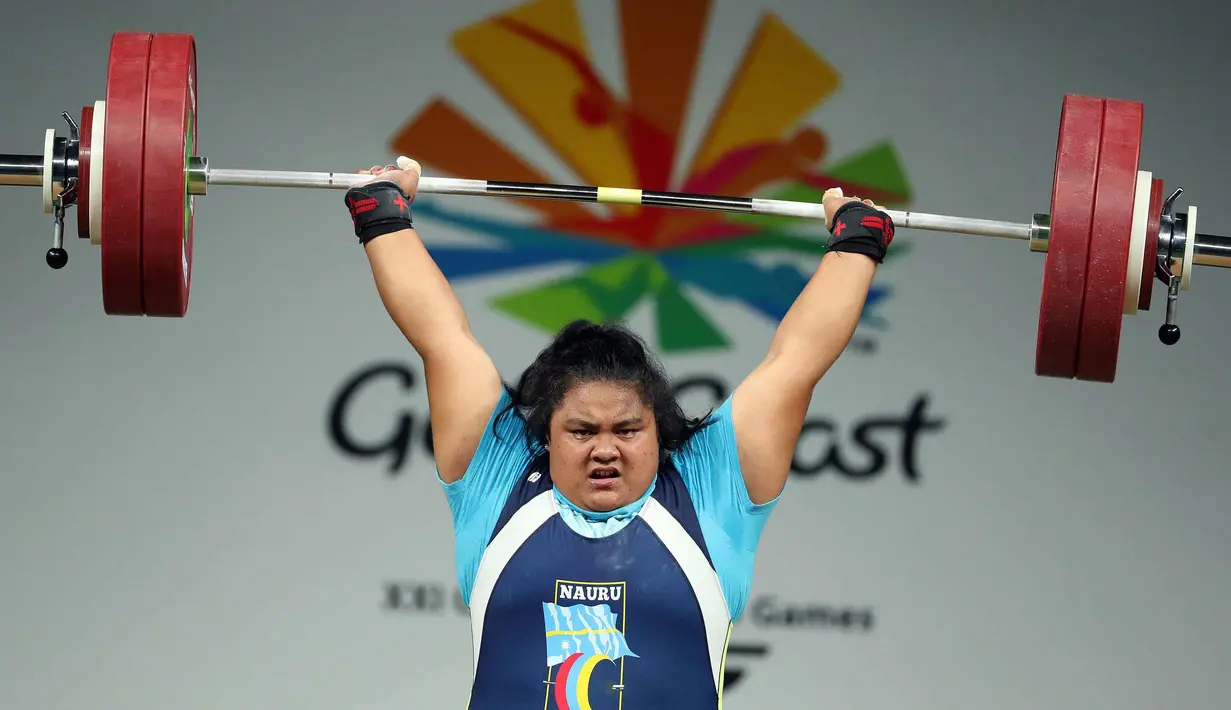 Charisma Amoe-Tarrant dari Nauru mengangkat beban saat berkompetisi dalam clean and jerk angkat besi + 90kg selama Commonwealth Games 2018 di Carrara Sports Arena di Gold Coast, Australia (9/4). (AP Photo / Mark Schiefelbein)