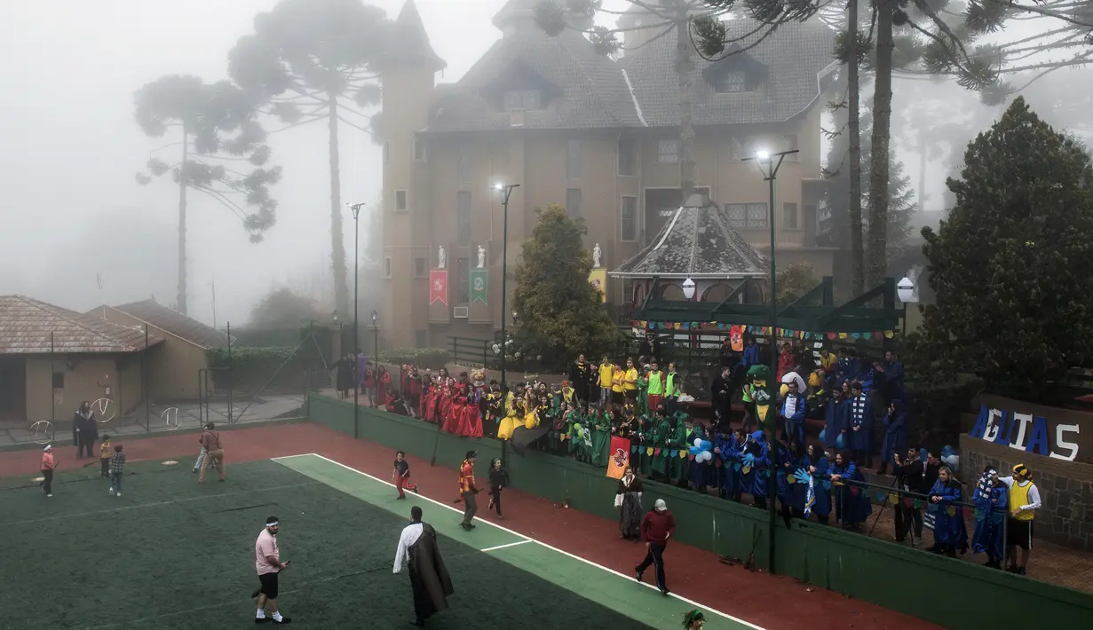 Siswa dari School of Magic and Witchcraft berkumpul menonton pertandingan seperti yang ada dalam film Harry Potter di luar sebuah kastil di wiliyah pegunungan Campos do Jordao, Brasil (20/8). (AFP Photo/Nelson Almeida)