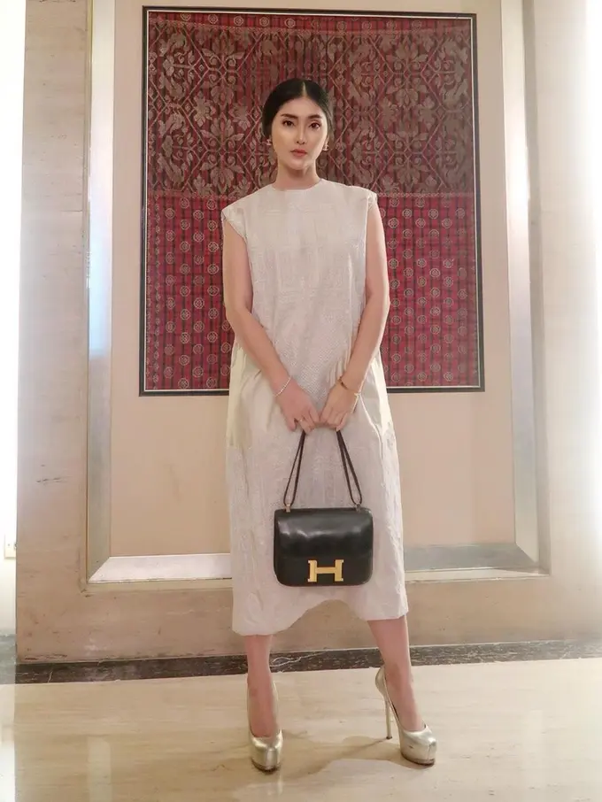 Gaya Eva Anindita dengan Busana Putih, Tampil Stylish