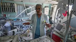 Seorang dokter menunjuk ke laboratorium Rumah Sakit Jabal Amel yang rusak, menyusul serangan udara Israel pada Senin (1/6) yang menghantam gedung di dekatnya, di kota pelabuhan selatan Tyre, Lebanon, Selasa 2 Juni 2026. (AP Photo/Mohammed Zaatari)