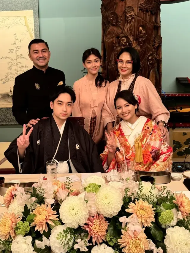 Keluarga Anjasmara dan Dian Nitami Liburan. [@bu_deedee]