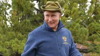 Presiden Rusia, Vladimir Putin ketika menghabiskan waktu di kawasan hutan pegunungan Siberia, pada 6 Oktober 2019. Kremlin merilis gambar Presiden Vladimir Putin saat merayakan hari ulang tahun ke-67 pada Senin (7/10/219). (Alexey DRUZHININ / Sputnik / AFP)