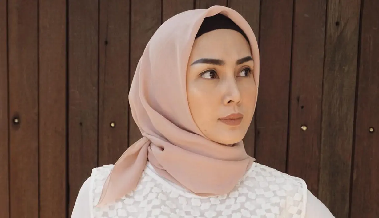 Siapa sih yang tak kenal dengan Fenita Arie? Lantaran wanita cantik ini sering muncul di berbagai acara televisi. Kemampuannya dalam dunia presenter memang tak perlu diragukan lagi. (Foto: instagram.com/ariekuntung)