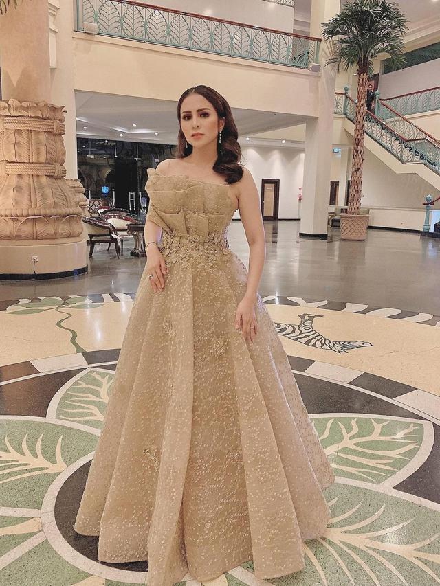 7 Potret Momo Geisha dalam Balutan Gaun Glamor, Curi Perhatian