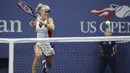 Petenis Jerman, Angelique Kerber, mengembalikan bola saat bertanding melawan petenis Jepang, Naomi Osaka, pada laga turnamen AS Terbuka 2017 di New York, Selasa (29/8/2017). Angelique Kerber kalah 3-6 dan 1-6 dari Naomi Osaka. (AP/Frank Franklin II)