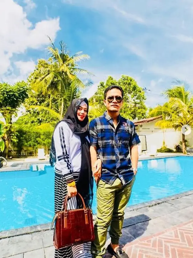 6 Potret Harmonis Gus Miftah dan Istri, Penuh Cinta Temani saat Sakit Kanker