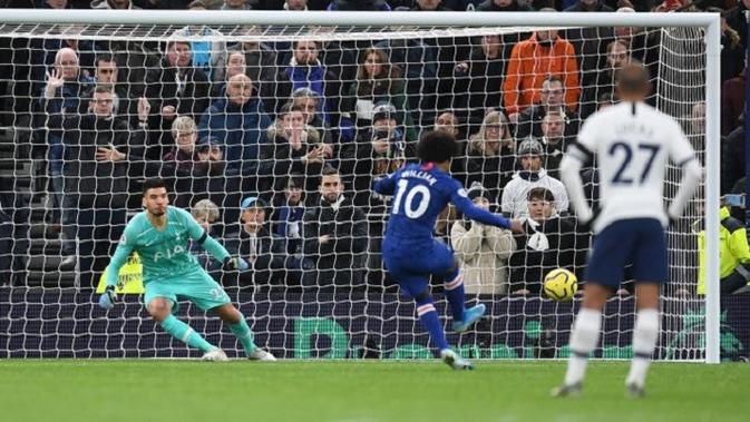 Winger Chelsea, Willian, kala mengeksekusi penalti ke gawang Tottenham Hotspur dalam laga pekan ke-18 Liga Inggris, Minggu (22/12/2019) (Foto: Chelsea FC)