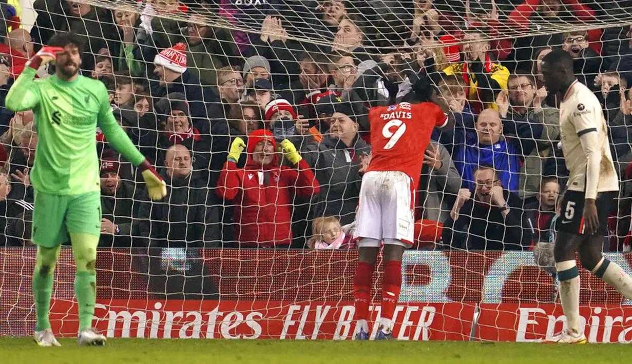 Pemain Nottingham Forest Keinan Davis bereaksi setelah kehilangan peluang mencetak gol ke gawang Liverpool pada pertandingan sepak bola perempat final Piala FA di City Ground, Nottingham, Inggris, Minggu (20/3/2022). Liverpool menang 1-0. (AP Photo/Jon Super)