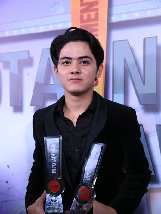 "Justru ini pertanyaan, ini fashionable-nya dari mana. Haha. Gue biasa soalnya di rumah biasa pakai kolor," ujar Aliando usai menerima penghargaan. (Adrian Putra/Bintang.com)