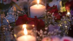 Lilin dan bunga menjadi simbol duka dalam aksi mengenang korban penembakan di sekolah Santa Fe, Texas, Amerika serikat, Jumat (18/5). Pelaku penembakan Texas merupakan remaja berusia 17 tahun. (AFP)